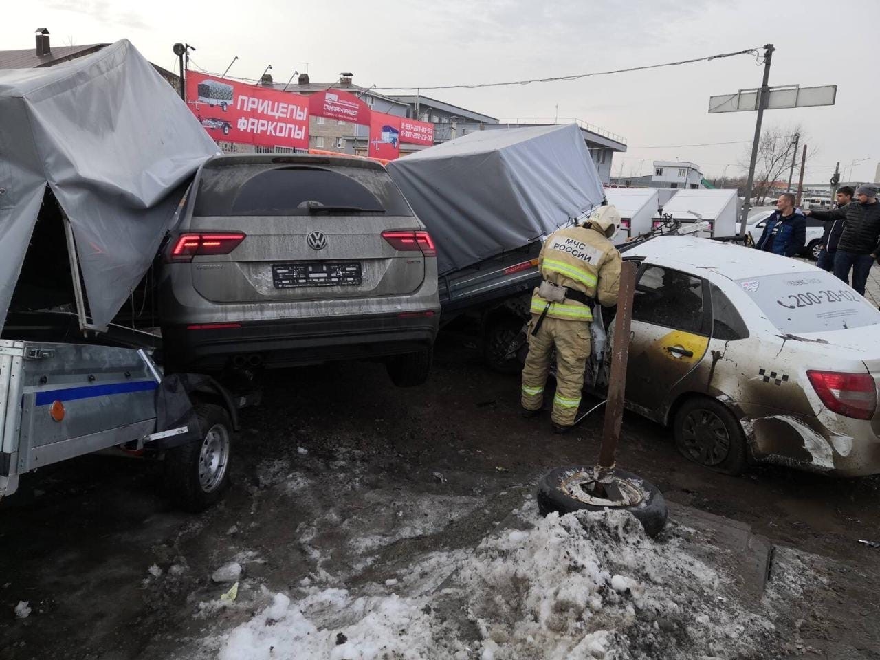 В Самаре иномарка и машина такси влетели под прицеп на парковке - KP.RU