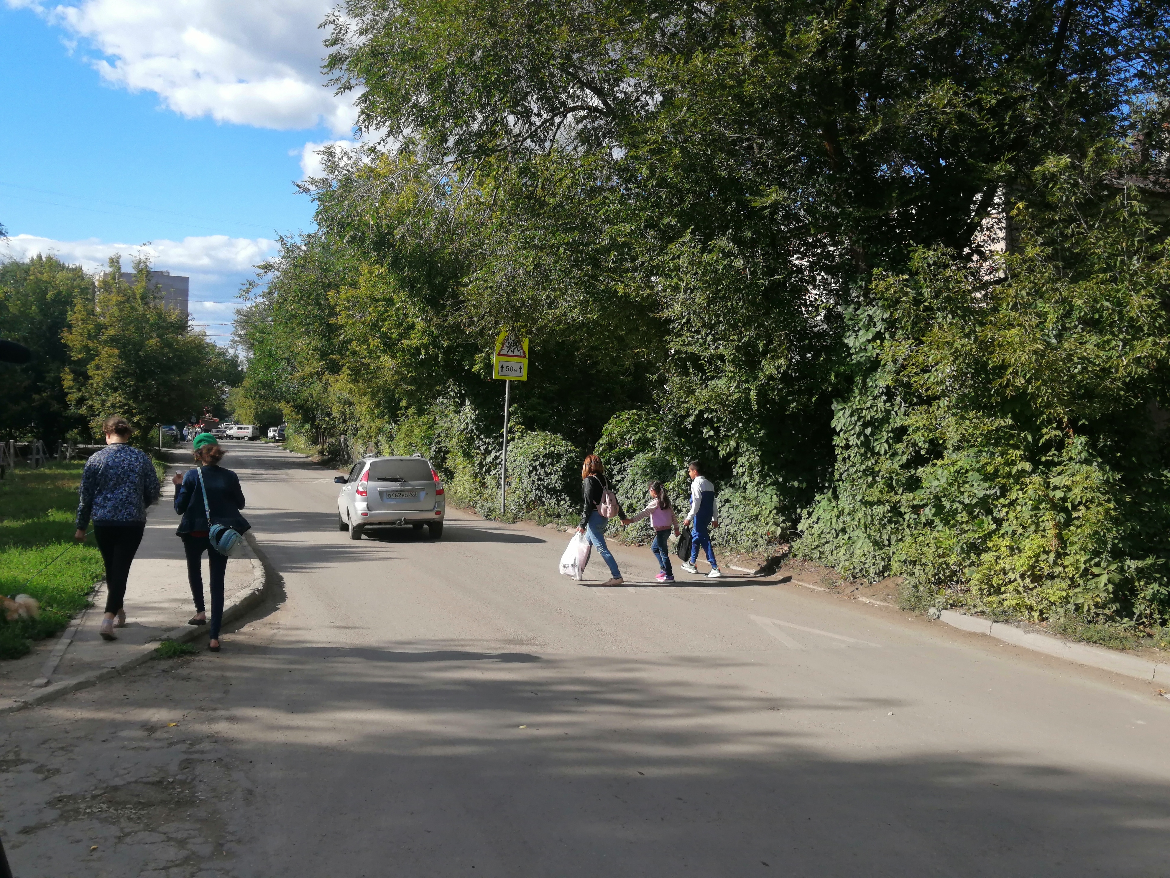 Здесь в любой момент могут сбить ребенка: в Самаре родители школьников  третий год бьются за пешеходный переход - KP.RU