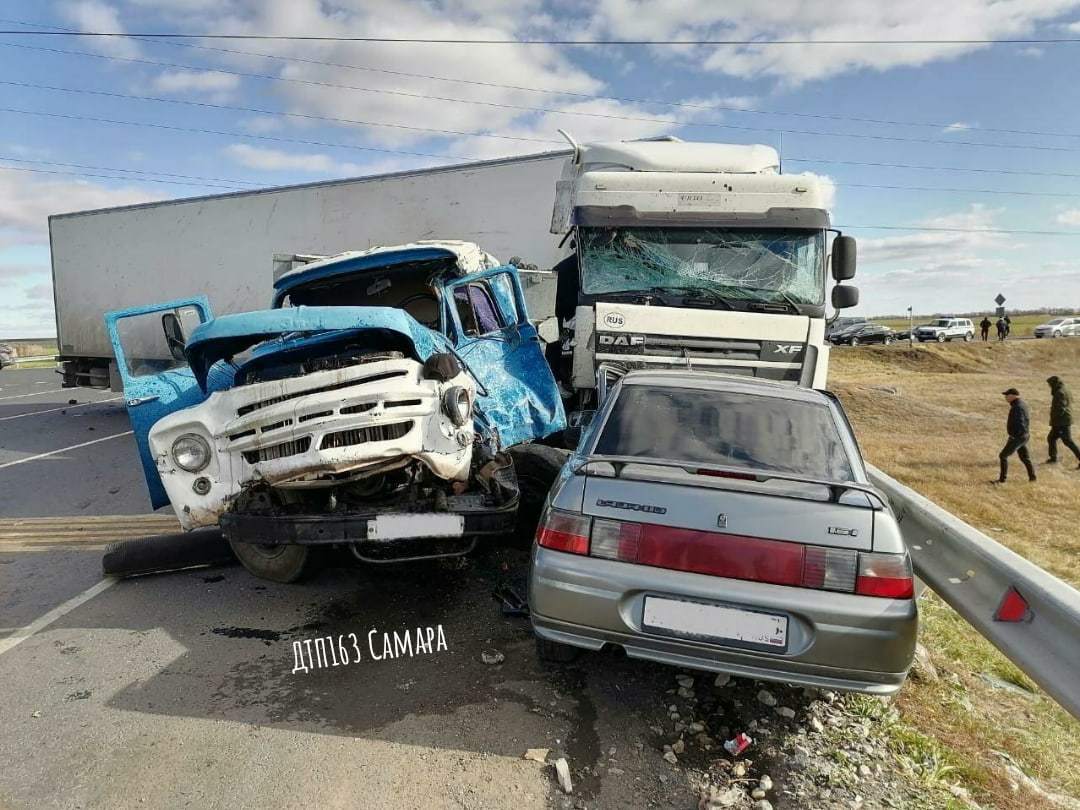 Водитель грузовика ЗИЛ-130 погиб после столкновения с тягачом в Самарской  области - KP.RU