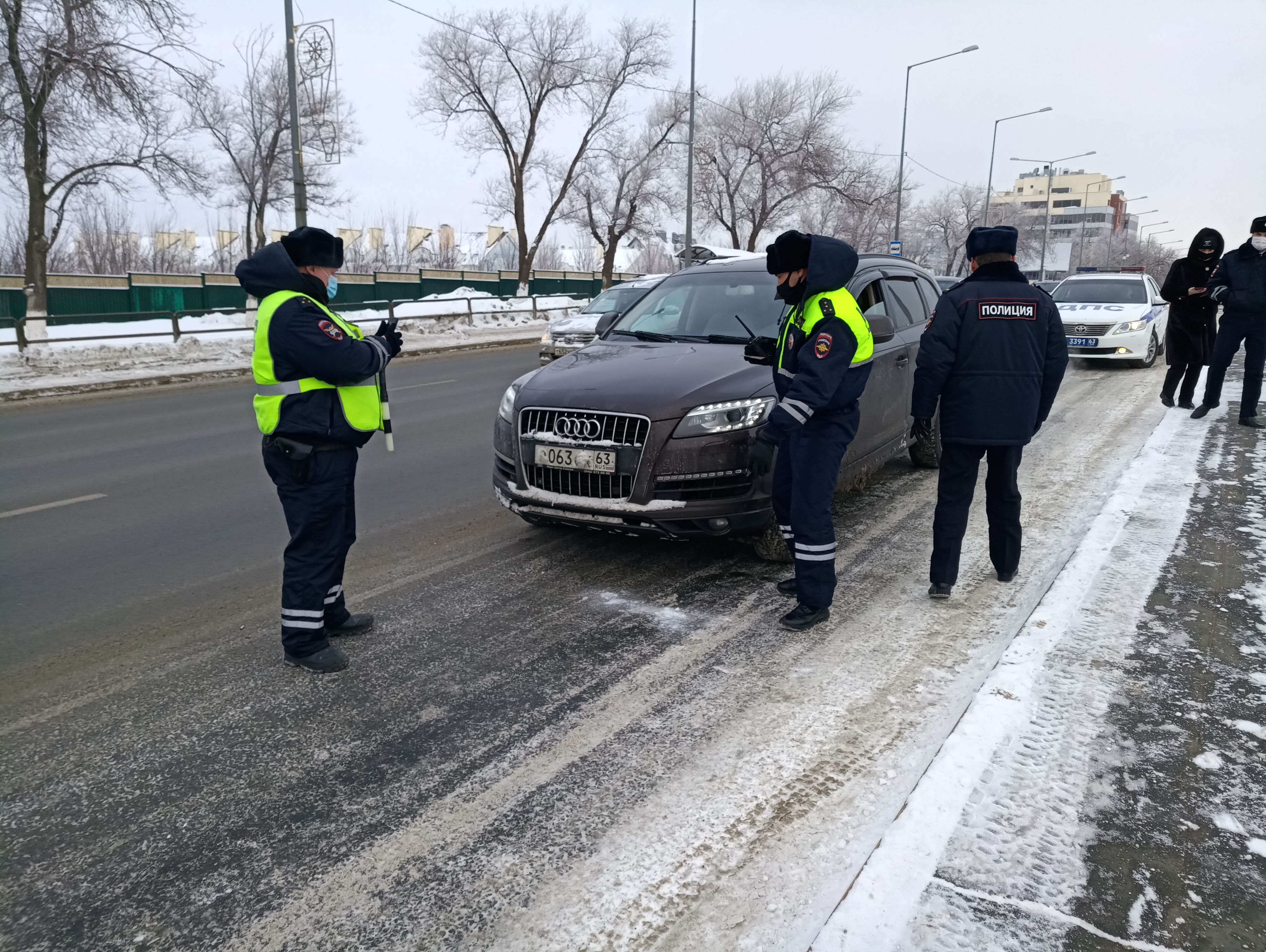 Это плохие люди номера скрывают, а я – хороший»: чем самарские водители  объясняют снежки на месте букв и цифр - KP.RU