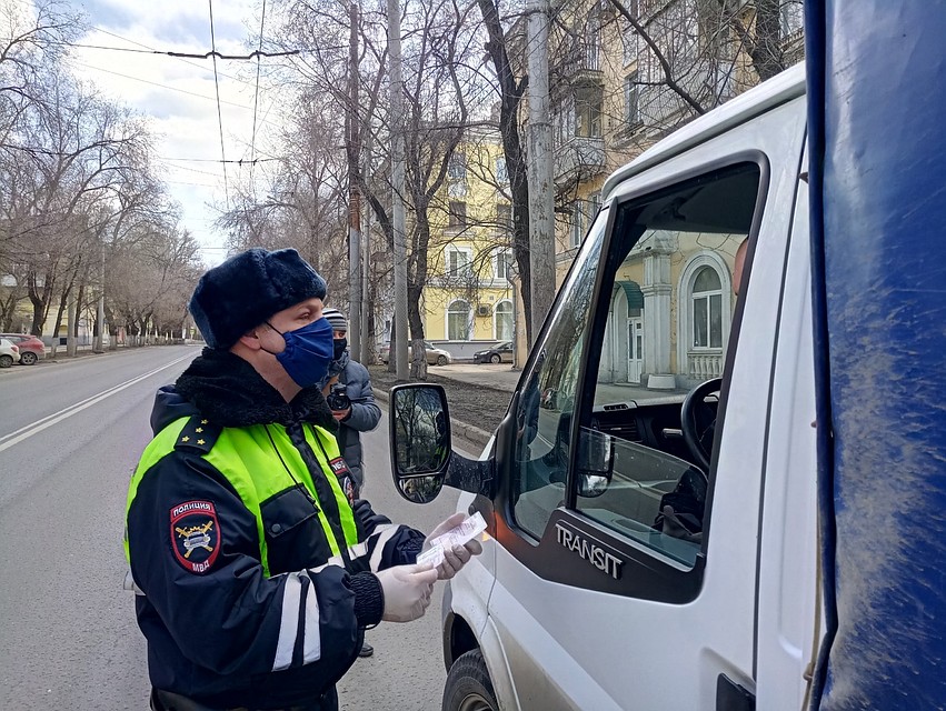 Без нарушений. Инспектор ГИБДД В маске. Медслужба машина и ДПС. Автомобилист и полицейский. ГИБДД В медицинской маске.