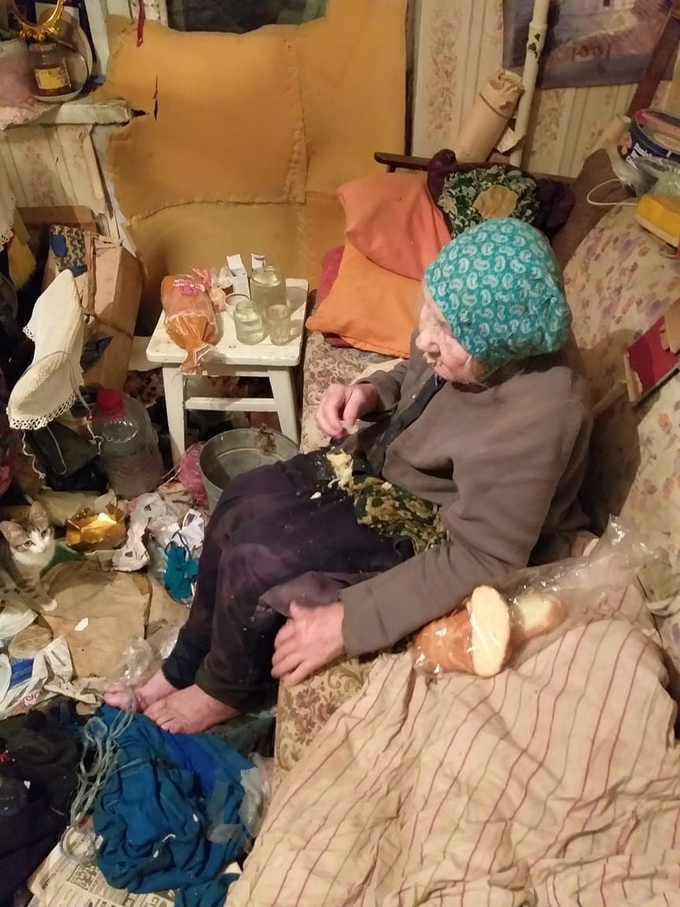 Здесь только иконы, тараканы и вши»: в Самаре 92-летнюю бабушку забыли в  заваленной мусором квартире | 16.04.2020 | Самара - БезФормата